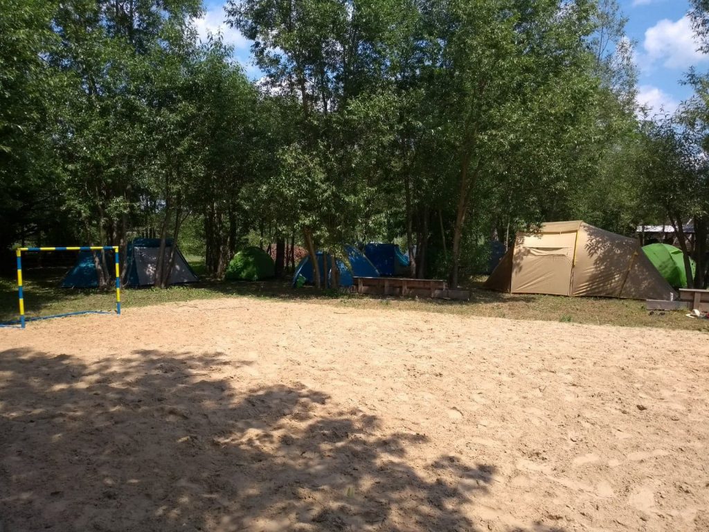 Pole dla kamperów z zapleczem